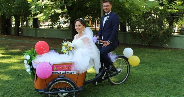 Gelin ve damat nikaha bisikletle geldi