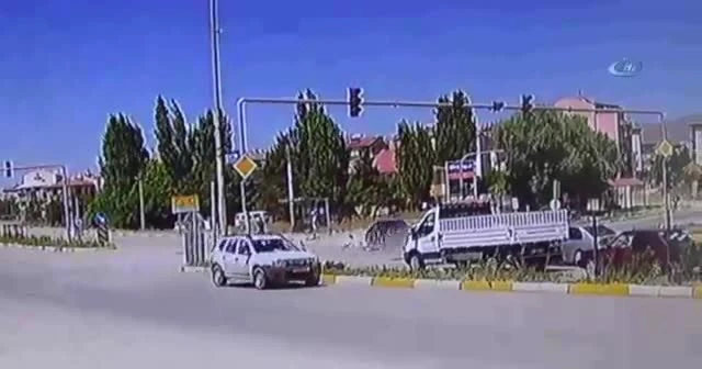 İki otomobilin çarpıştığı kaza güvenlik kamerasında