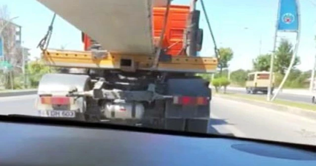 Yürekleri ağza getiren görüntü, tırın altından geçip...