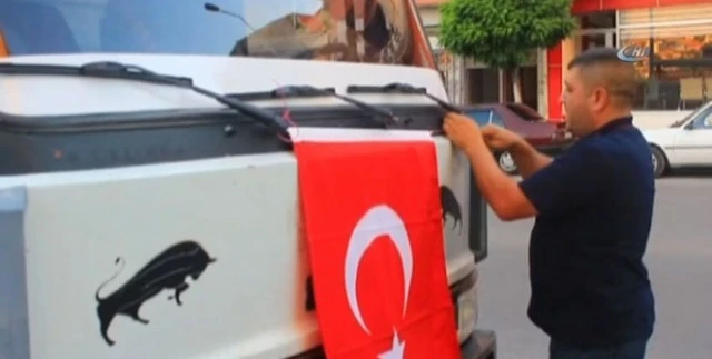Aracını bayraklarla süsledi, Ankara’ya doğru yola çıktı