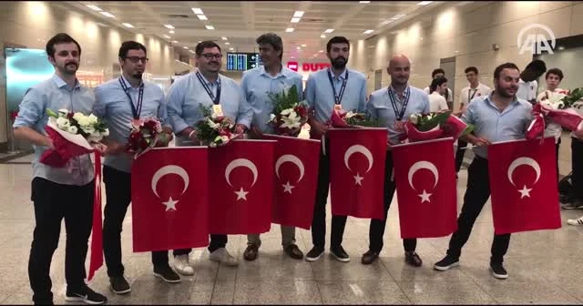 Avrupa üçüncüsü genç basketbolcular çiçeklerle karşılandı