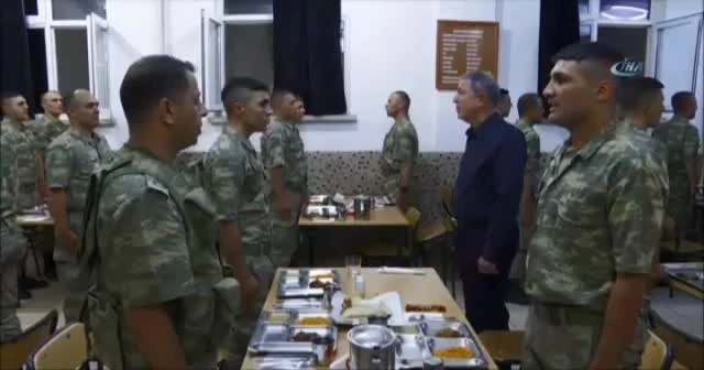Bakan Akar, Hakkari’de askerlerle bayramlaştı