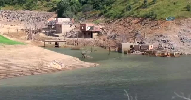 Baraj suları çekilince köy ortaya çıktı