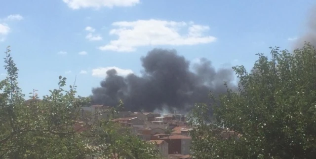 Beyoğlu'nda korkutan yangın! Çok sayıda ekip olay yerinde