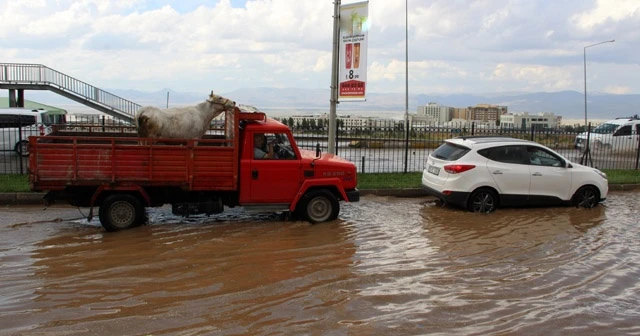 Erzurum'da sağanak sele dönüştü
