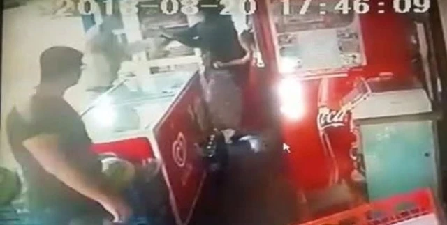 Herkesin gözü önünde eşini defalarca bıçakladı