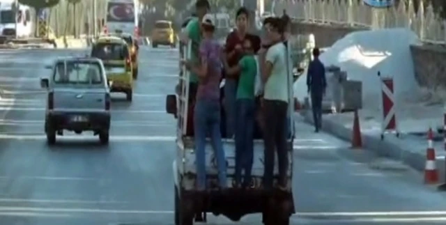 İşçilerin kamyonetin kasasında tehlikeli yolculuğu