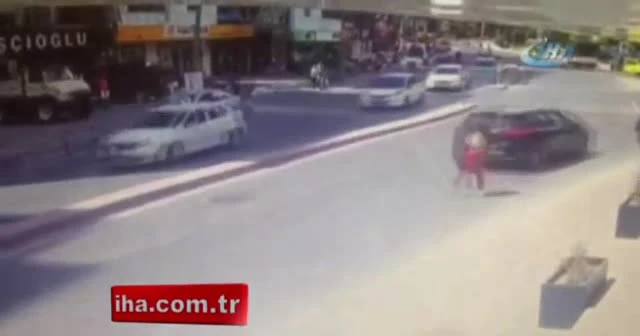 İstanbul’da kadının kafatasının kırıldığı feci kaza kamerada