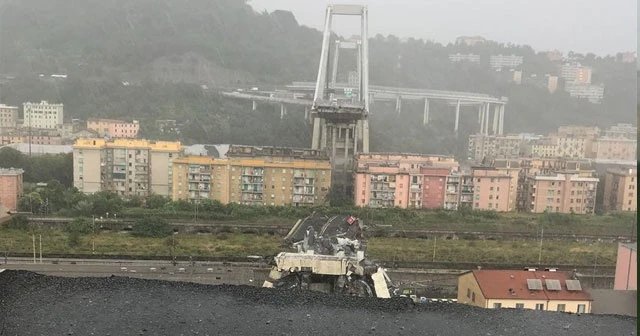 İtalya'da otoyol köprüsü çöktü