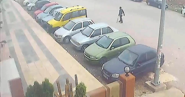 Koltuk değnekli hırsız görenleri şoke etti!