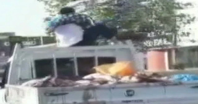 Kurban etleriyle kamyon tepesinde selfie