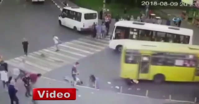 Rusya'da vatandaşlar iki otobüsün arasında sıkıştı