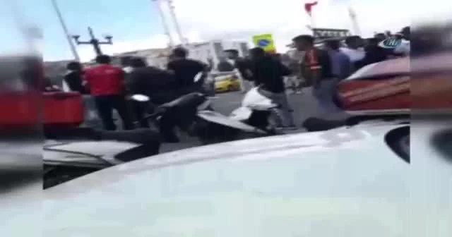 Taksicilerle kuryenin kavgası kamerada