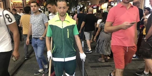 Taksim'de temizlik işçisinden insanlık dersi