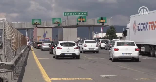 Tatilciler Anadolu Otoyolu'nda 30 kilometrelik araç kuyruğu oluşturdu