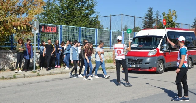 ‘Okul Geçit Görevlileri’ ile okul önleri daha güvenli