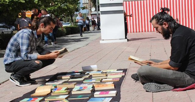 Cadde kenarında kitap sergisi