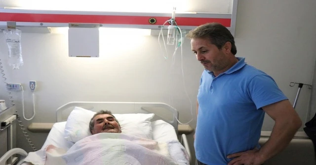 Devrilen traktörün altında 3 gün geçiren yaşlı adamın tedavisi sürüyor