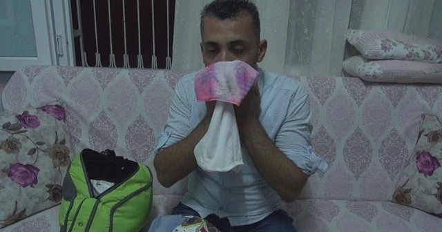 Kızı Azra'nın fotoğrafını öpüp eşyalarını koklayarak hasret gideriyor