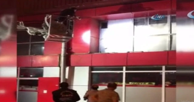 Marketin dış cephesine sıkışan kedi böyle kurtarıldı