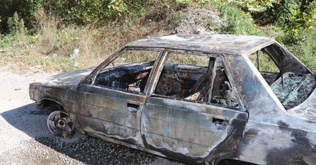 Otomobil alev aldı sürücü ve eşi son anda kurtuldu
