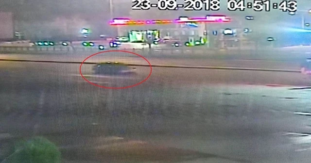 Otomobilin tırın dorsesinin altına girme anı kamerada