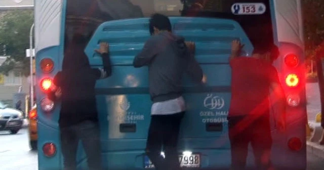 (ÖZEL) Patenli gençlerin trafikte ölümle oyunu kamerada