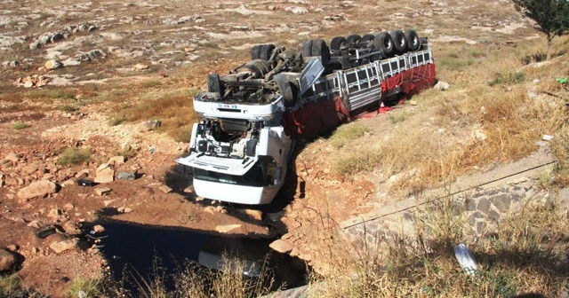 Şanlıurfa’da ham petrol yüklü tır devrildi, faciadan dönüldü