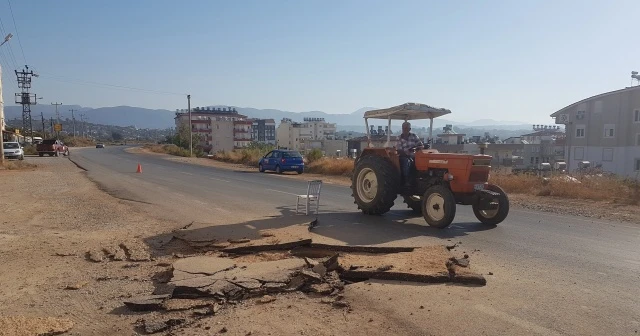Sıkışan metan gazı rögar kapağını patlattı, asfalt parçalandı