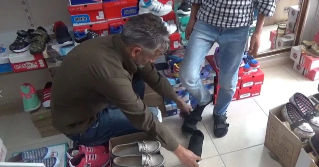 Sosyal medya aracılığıyla ihtiyaç sahibi öğrencilerin ayakkabı ihtiyacını gideriyor