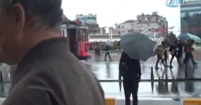 Taksim'de yağmur ve fırtına vatandaşlara zor anlar yaşattı
