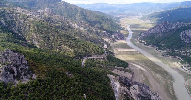 Türkiye'nin en büyük 5. barajında hayrete düşüren manzara