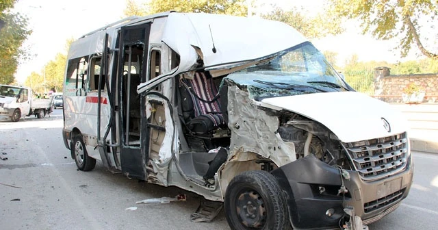 Yalova’da yolcu minibüsü kamyonetle çarpıştı: 8 yaralı