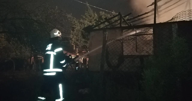 Alevlerin sardığı metruk bina küle döndü