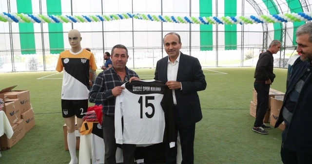 Arnavutköy’de amatör spor kulüplerine 10 bin parçalık malzeme desteği