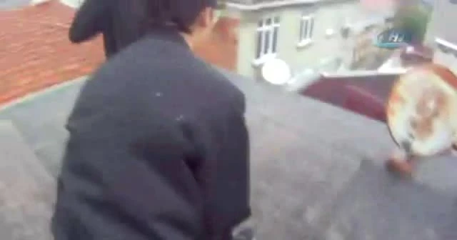 Çılgın gençler taklalarla çatıdan çatıya atladı