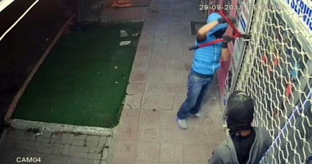 Demir makasla iş yerine giren cep telefonu hırsızları kamerada