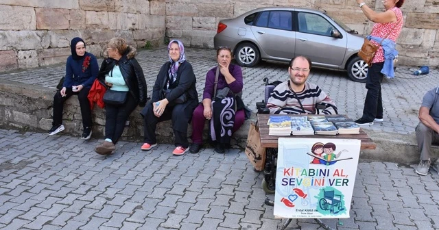 Engelli genç, akülü araba almak için kitap satıyor
