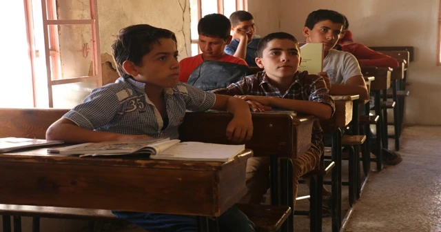 Halep'te harabeye dönen okulda eğitim devam ediyor