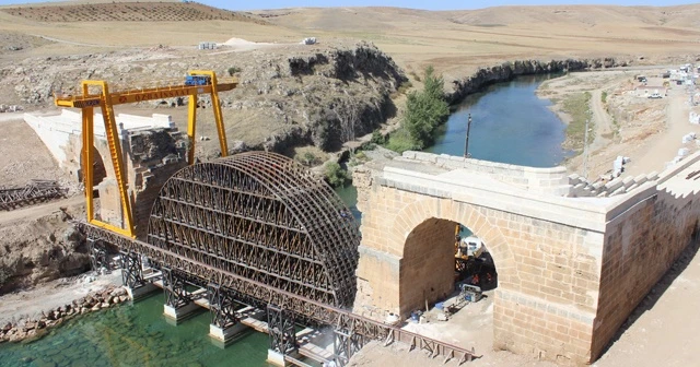 Havaya uçurulan bin 800 yıllık köprünün iki yakası birleşiyor