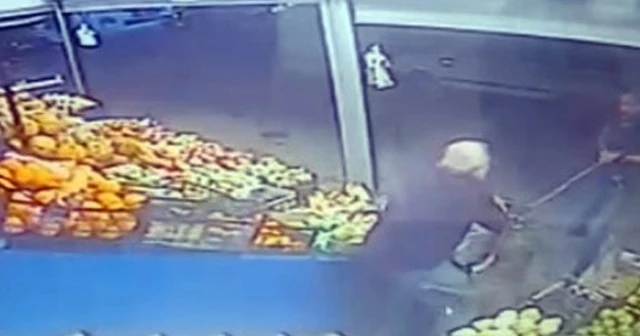 İki pitbull köpeği yaşlı adamın kolunu kaptı, dehşet anları kamerada