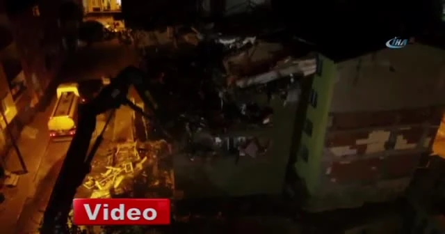 İstanbul'da çökme riski olan bina yıkılıyor