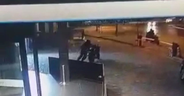 İstanbul'un göbeğinde motosiklet hırsızlığı kamerada