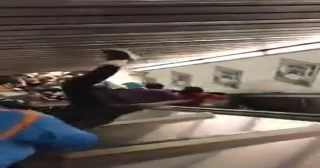 İşte CSKA Moskovalı taraftarların yürüyen merdivende yaşadığı kaza!