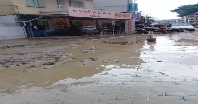 İzmir'i, dakikalar içerisinde etkili olan sağanak vurdu