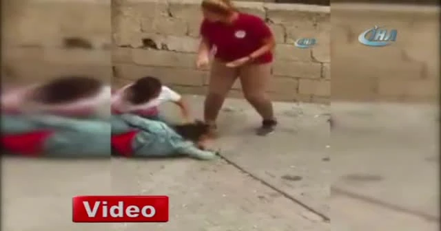 Liseli kızların sokak ortasındaki kavgası kamerada