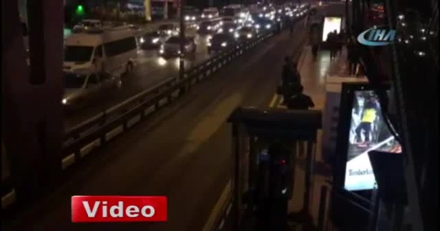 Metrobüs arıza yaptı, metrelerce uzunlukta kuyruk oluştu