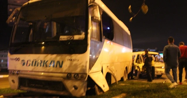 Minibüs ile işçi servisi çarpıştı: 2 yaralı