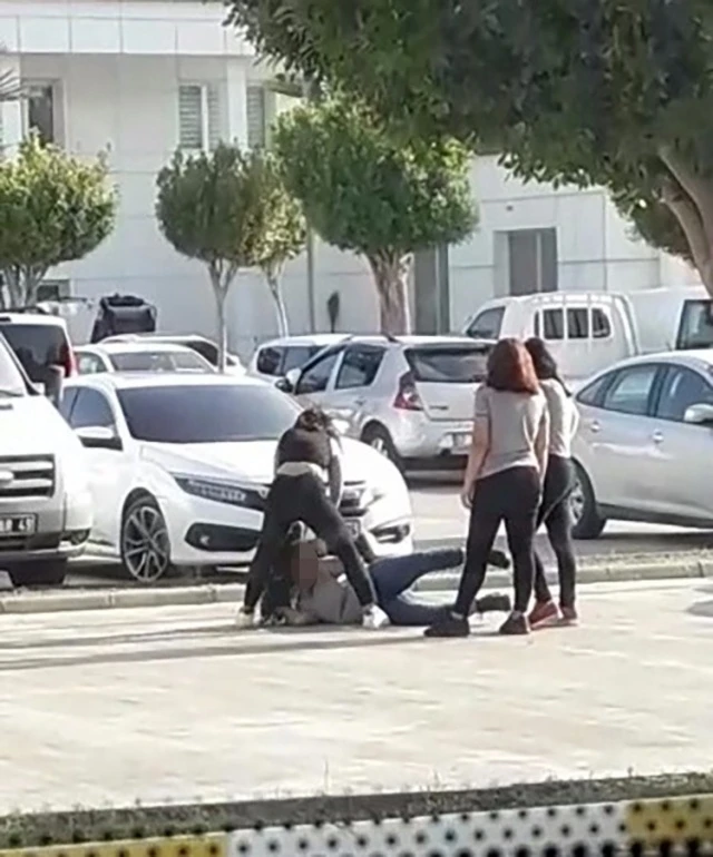 Öfkeli genç kızı arkadaşları bile tutamadı