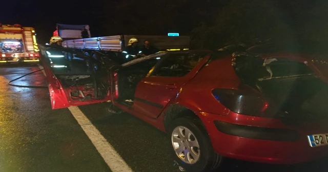 Otomobil park halindeki tıra çarptı: 2 ölü